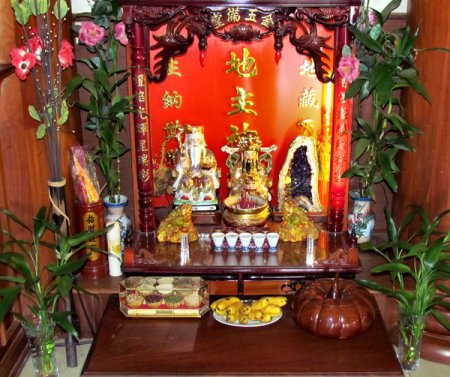 Chinese altar for the spirits. http://www.philstar.com/arts-and-culture/2014/08/01/1352713/dont-get-married-its-chinese-hungry-ghost-month